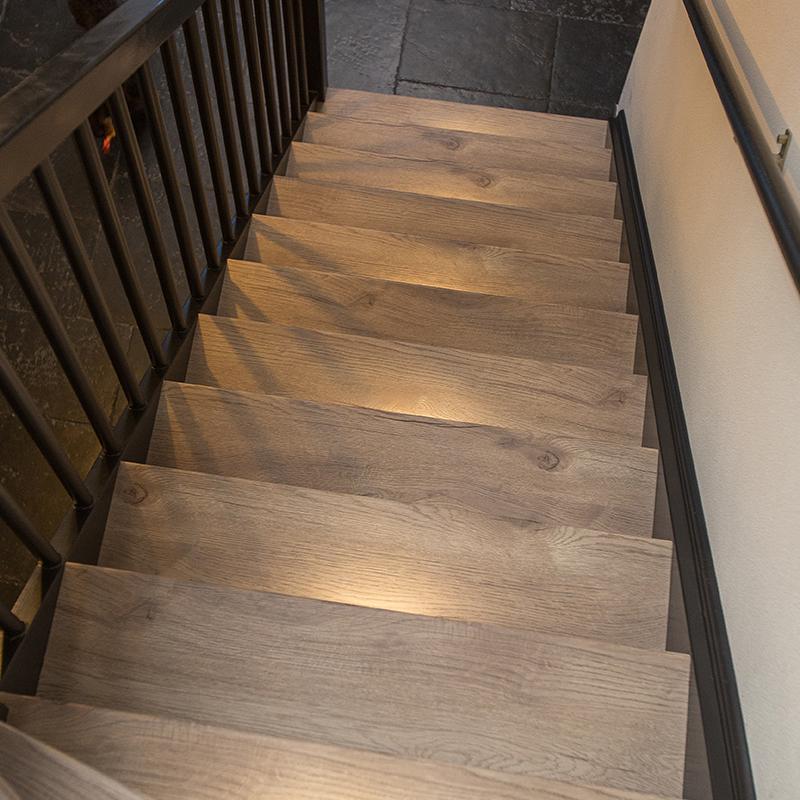 desert sand trapkleur met donkere trapleuning