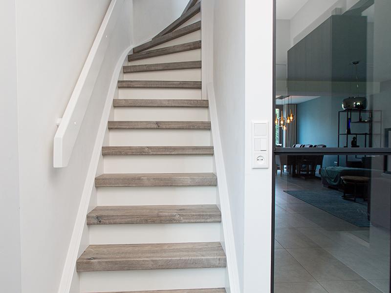 Traprenovatie voorbeelden met wit en grijs kleurgebruik