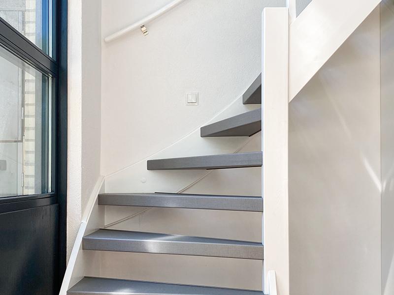 een new york grid grijze open trap