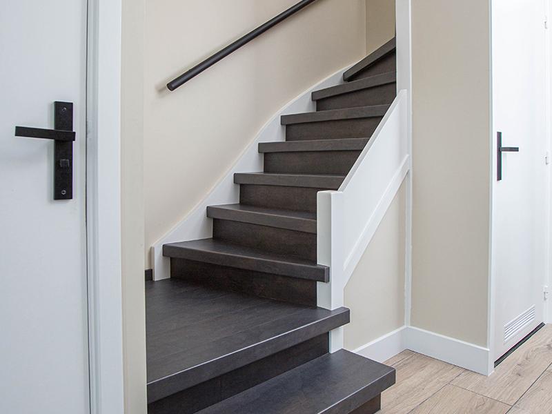 donker traprenovatie voorbeeld in lichte omgeving