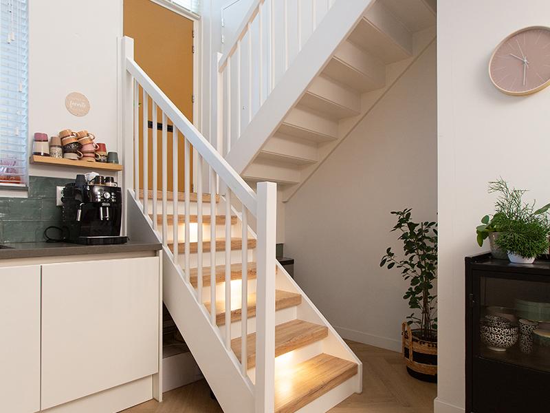 inspriratie van traprenovatie in meerdere kleuren