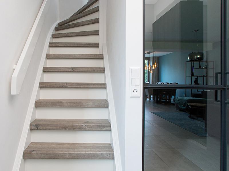 traprenovatie voorbeelden met wit en grijs kleurgebruik