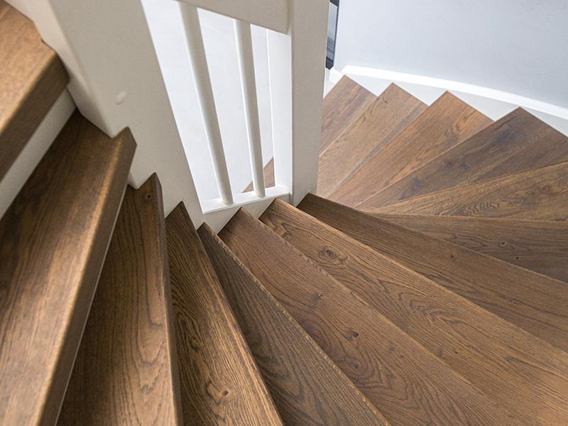 voorbeeld van traprenovatie met bruin