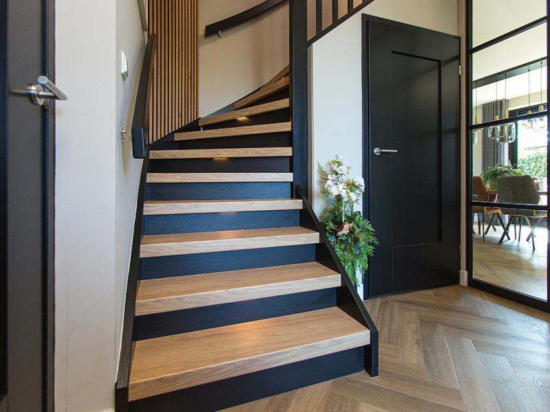 voorbeeld van traprenovatie met warme sfeer