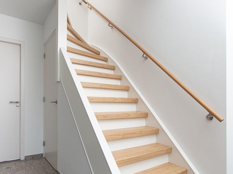 neutrale traprenovatie voorbeelden voor tijdloze look