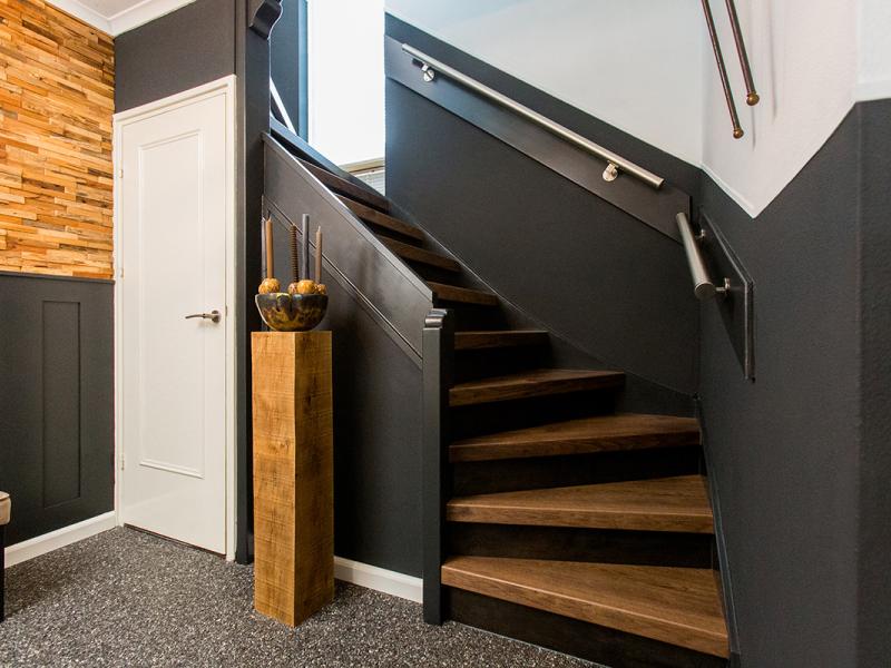 voorbeeld van traprenovatie houtlook