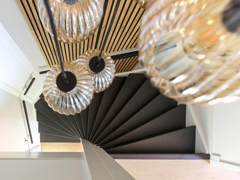 traprenovatie voorbeelden met donkere afwerking