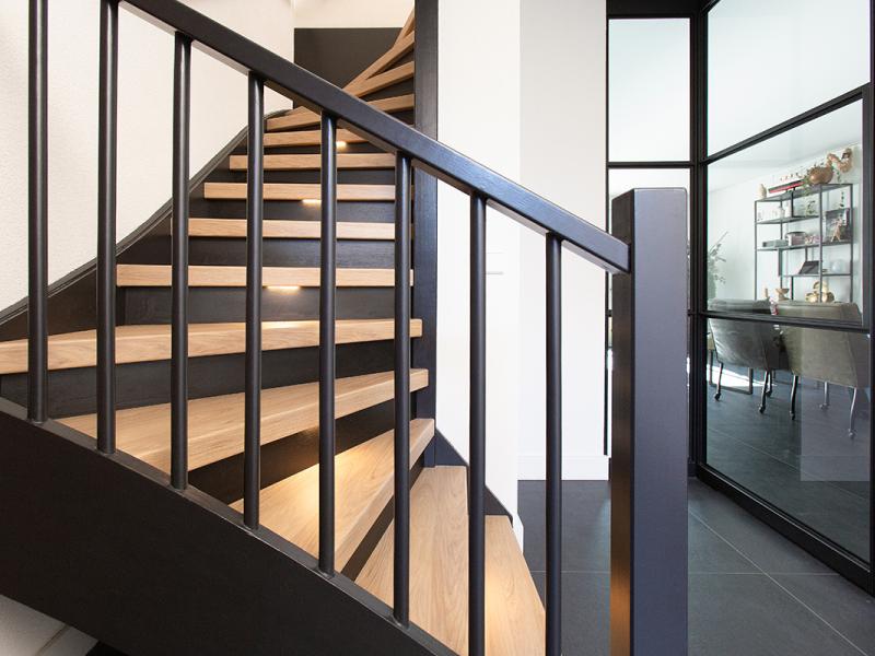 voorbeeld traprenovatie met donkere afwerking