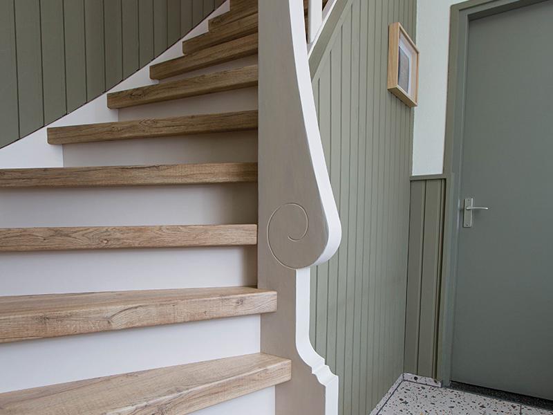 voorbeeld van moderne traprenovatie in landelijke woning
