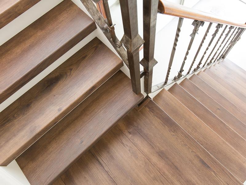 voorbeeld van traprenovatie met bruin en wit