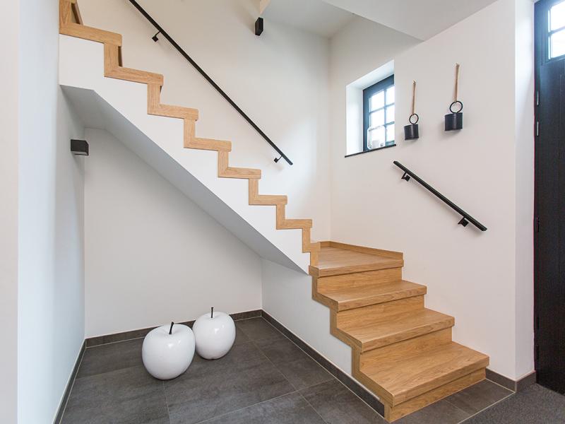 voorbeeld van traprenovatie met licht bruin en wit