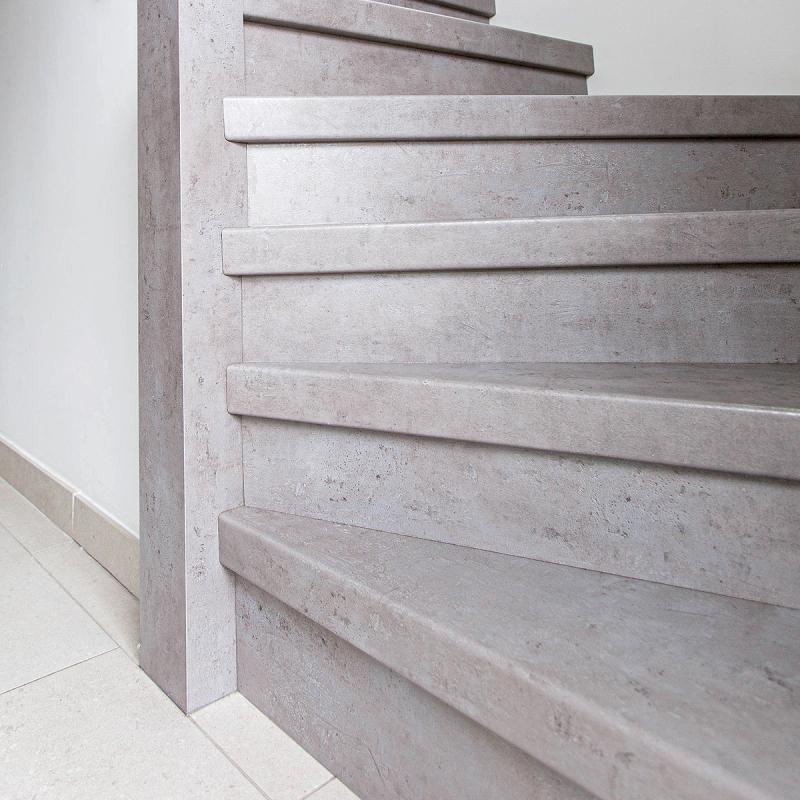 kleur van de trap is Urban Grey